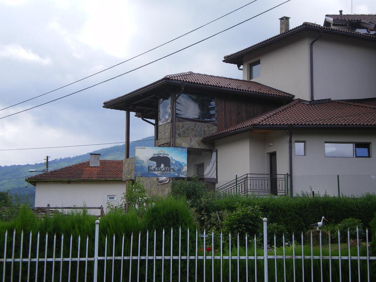 Family Hotel Balkana Apriltsi  Extérieur photo
