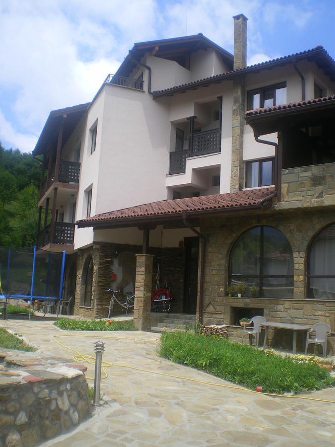 Family Hotel Balkana Apriltsi  Extérieur photo