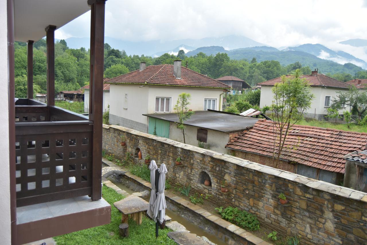 Family Hotel Balkana Apriltsi  Extérieur photo