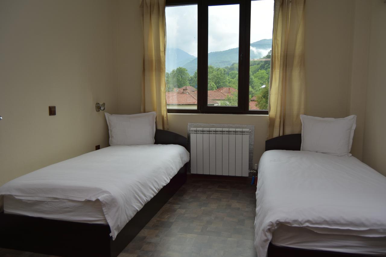 Family Hotel Balkana Apriltsi  Extérieur photo