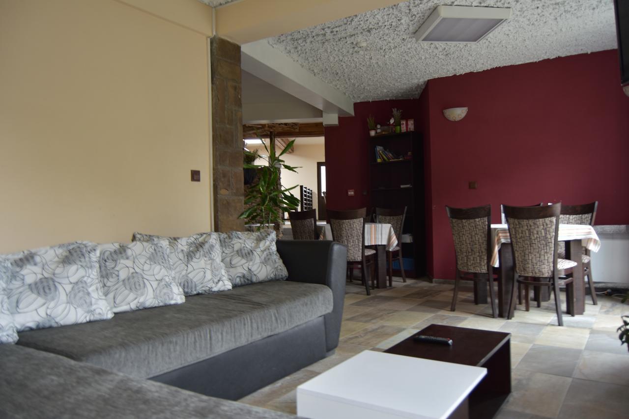 Family Hotel Balkana Apriltsi  Extérieur photo