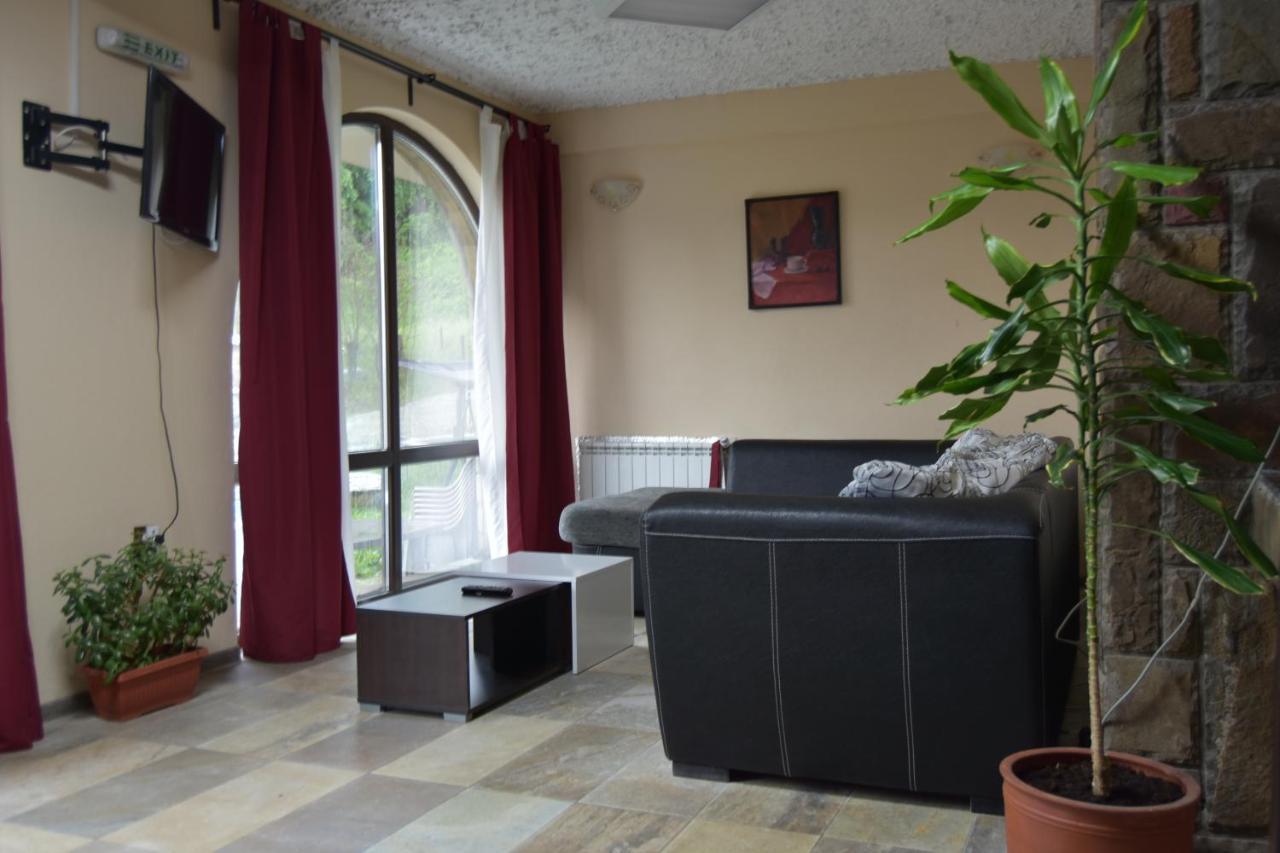 Family Hotel Balkana Apriltsi  Extérieur photo